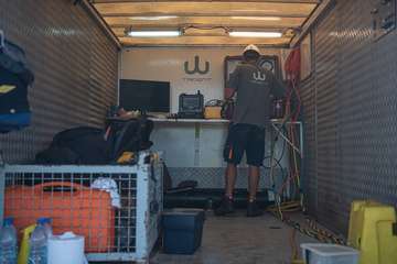 El Cabildo extrae 25 grandes sacas de plásticos y cabos, neumáticos y carros de la compra de los fondos del muelle de Taliarte/TA.